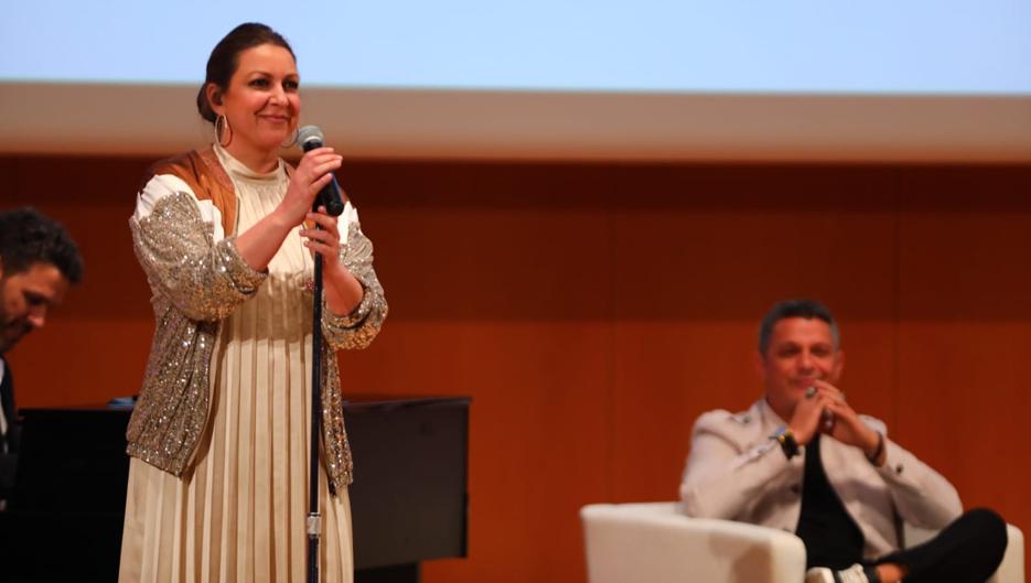 El momento más emotivo del acto: Niña Pastori le canta 'Cai' a Alejandro Sanz