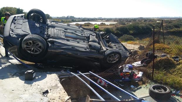 Herida tras volcar su coche en la carretera de La Barrosa, en Chiclana