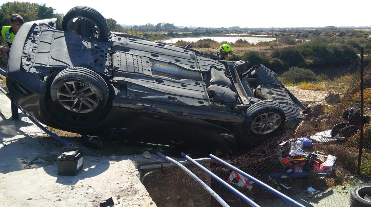 Estado del vehículo volcado en La Barrosa