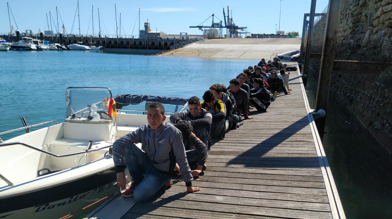 Desembarcan en Cádiz capital 43 inmigrantes rescatados de una patera