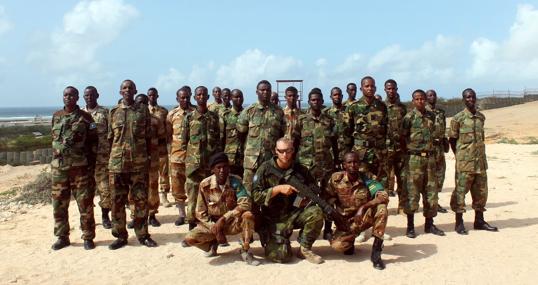 Alumnos somalíes junto a uno de sus instructores.