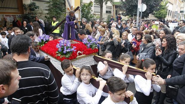 El padre sevillano que se quejó por una procesión escolar se reúne con el centro aunque «sin acuerdo»