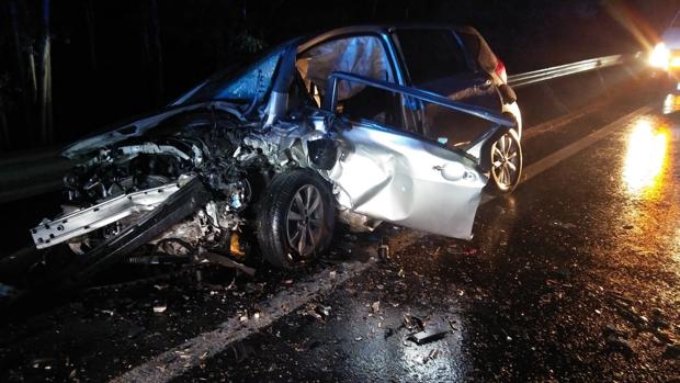 Accidente en la Sierra con dos personas atrapadas tras chocar entre Arcos y Villamartín