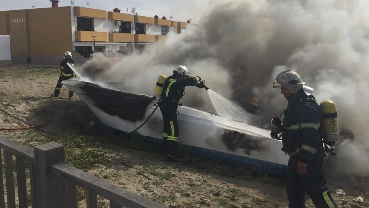 Salen ardiendo dos barcos en San Roque