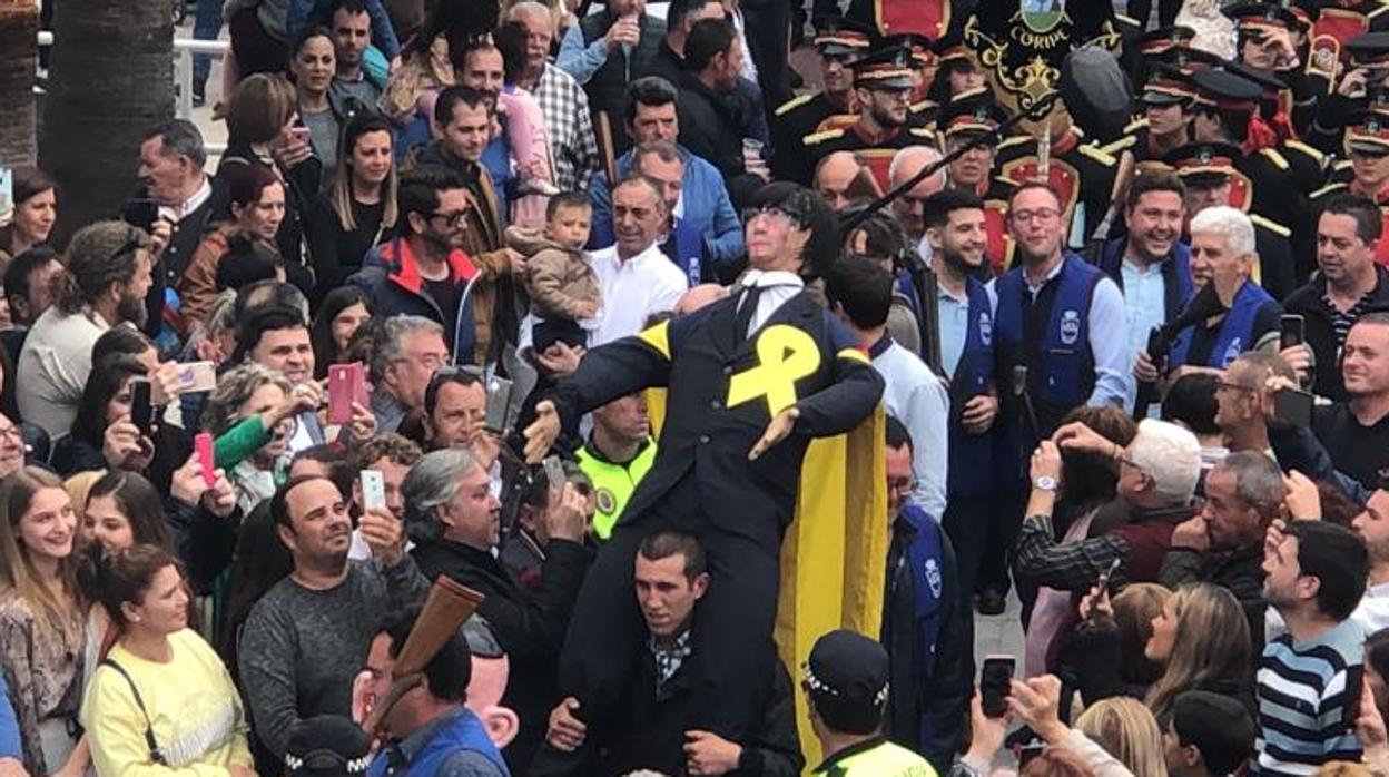 Un momento de la fiesta de Coripe donde se ha quemado un muñeco que representa a Carles Puigdemont