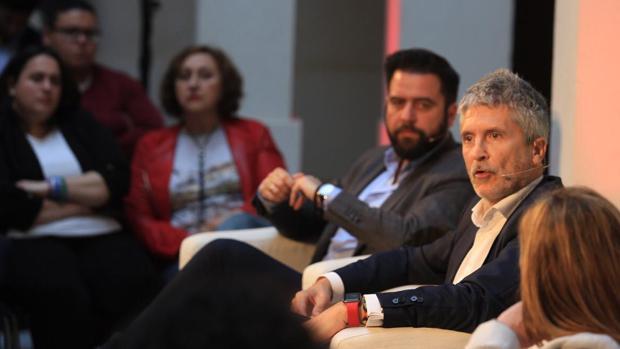 Grande-Marlaska advierte a los jóvenes gaditanos de que «los derechos logrados hay que pelearlos cada día»