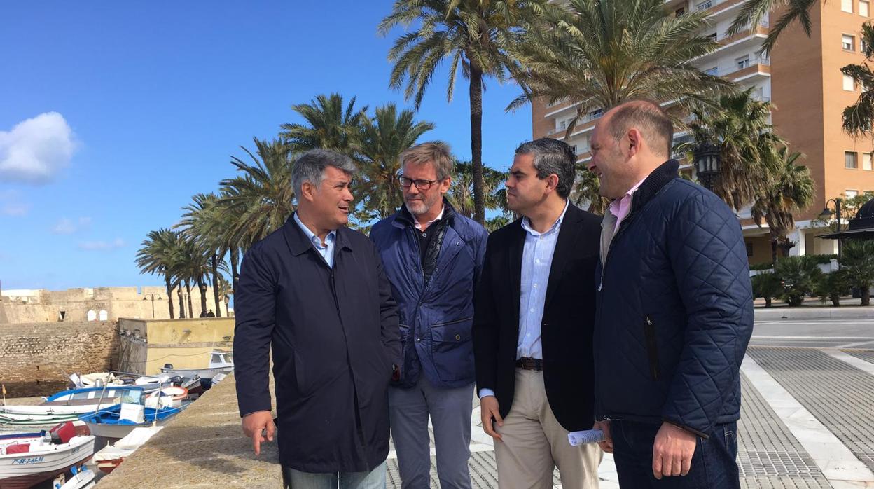 Los candidatos Pepe Ortiz e Ignacio Romaní, junto a Juancho Ortiz y Daniel Nieto en las inmediaciones del castillo de Santa Catalina.