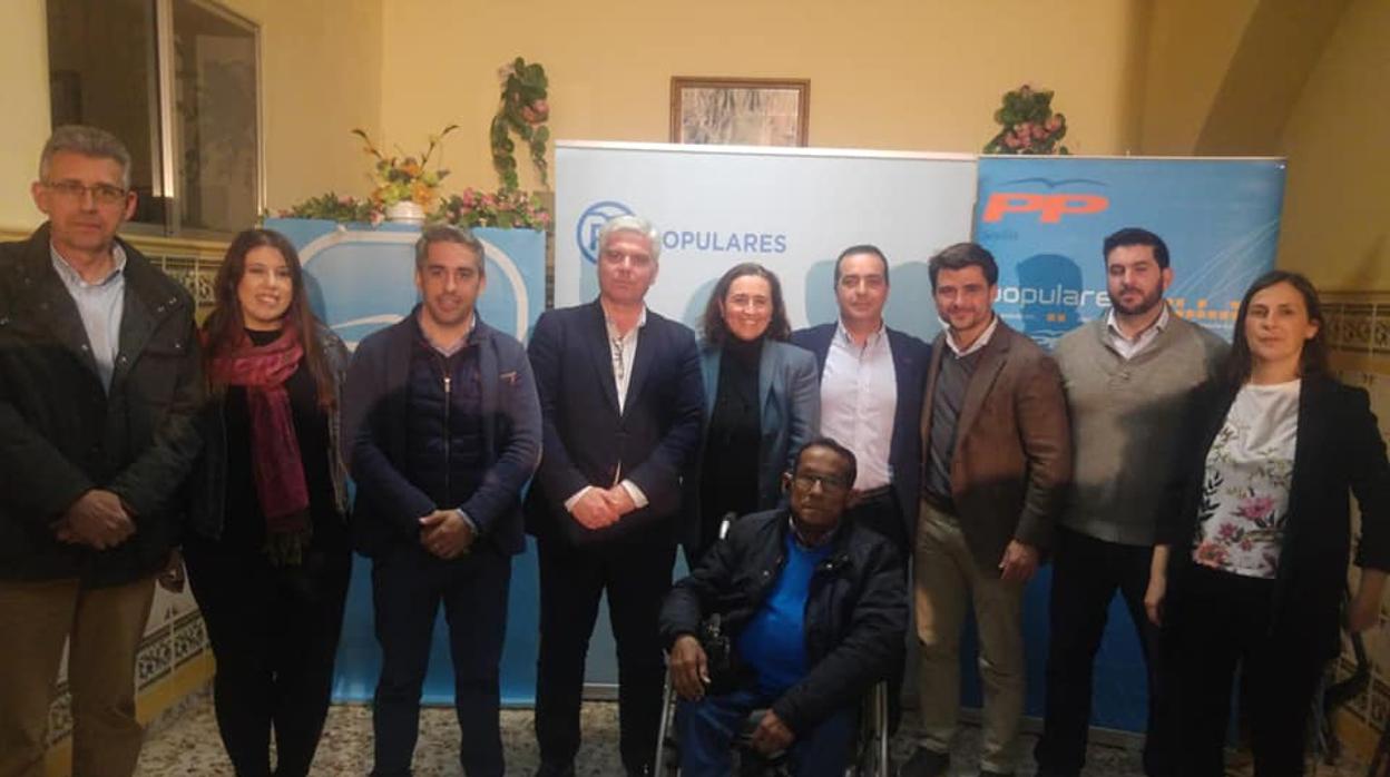 Beltrán Pérez junto al que iba a ser candidato del PP a la Alcaldía de Gelves, José Javier Pérez Chaves, y parte de su equipo