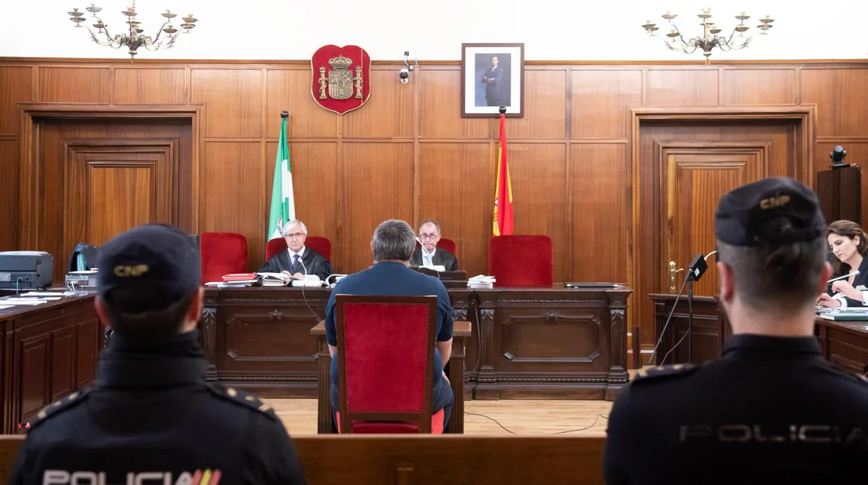 Sala de la Audiencia Provincial de Sevilla, que acoge desde este martes el juicio por el «crimen de la maleta»