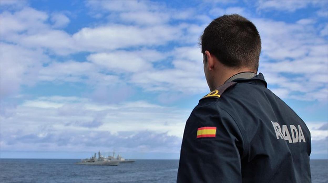 Un alférez de fragata de la Armada Española observando algunos buques de la Base Naval de Rota.