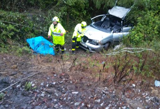 Rescatan a una persona tras caer su coche por un terraplén de cinco metros en la A-405 en Jimena