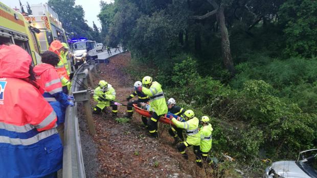 Rescatan a una persona tras caer su coche por un terraplén de cinco metros en la A-405 en Jimena