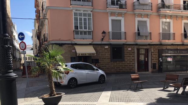 Badenes, bolardos y cámaras para caminar seguros por zonas peatonales en Cádiz