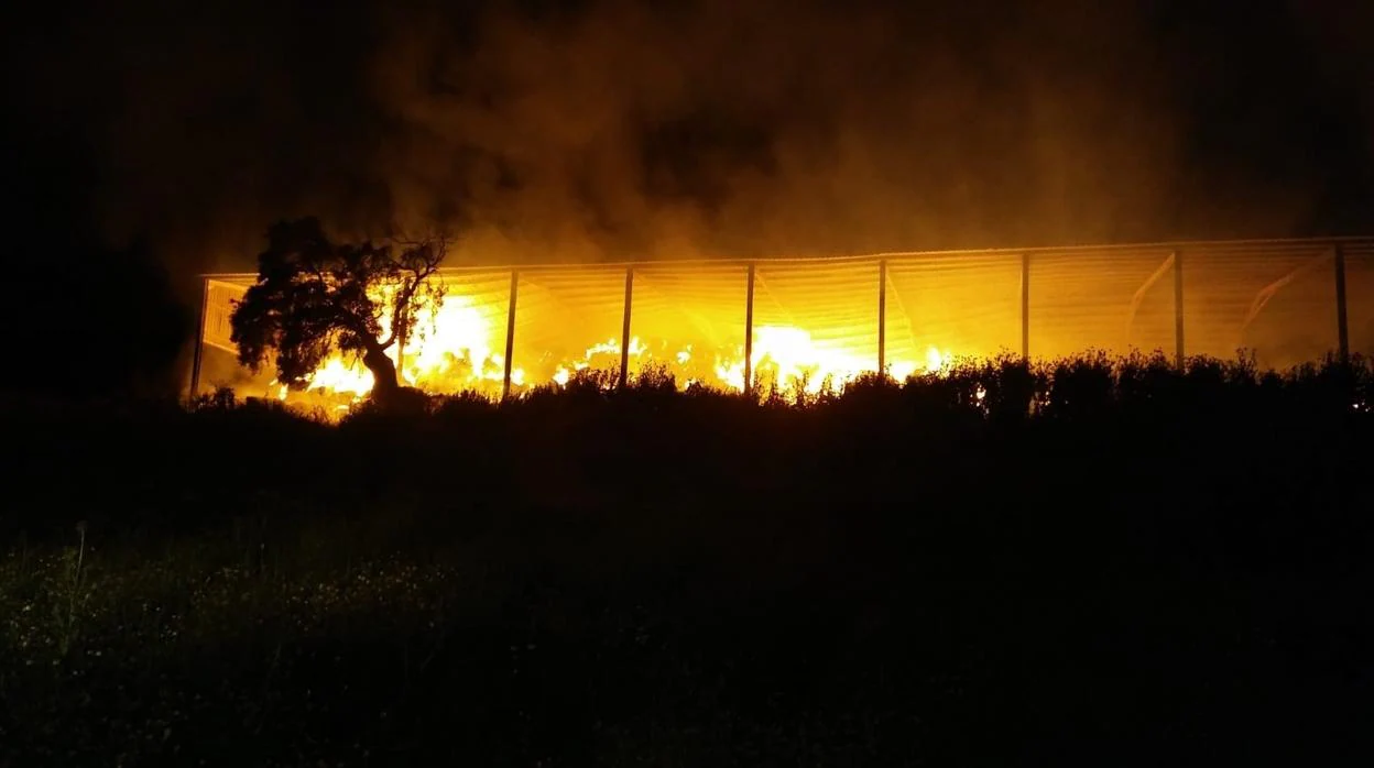 Una nave utilizada como pajar y con maquinaria agrícola arde más de 12 horas en Villamartín