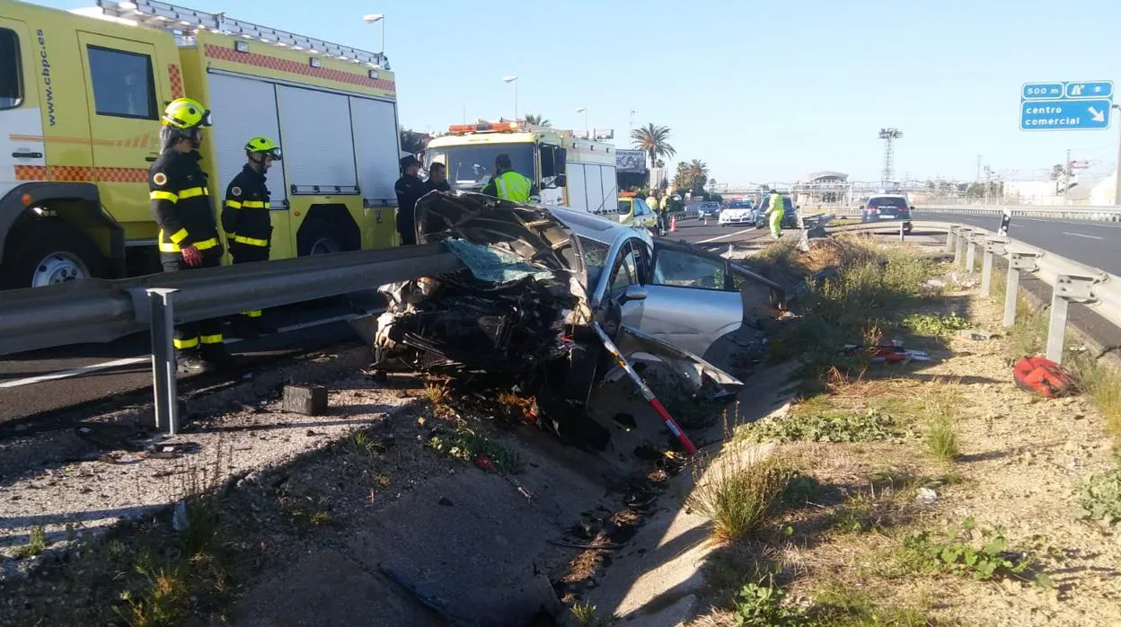 Un joven muerto y otra muy grave en un accidente de tráfico en la CA33 sentido Chiclana