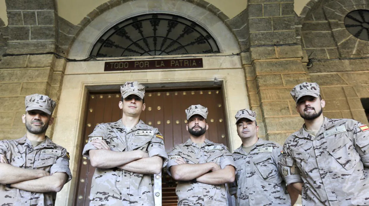 De izquierda a derecha, teniente Sanromán, capitán Páramo, sargento Movellán, cabo Rivero y soldado Gutiérrez.