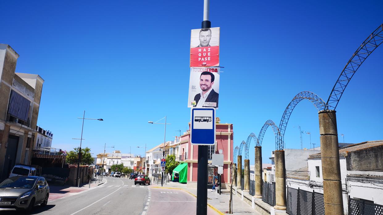 Carteles electorales de Alberto Garzón y Pedro Sánchez.