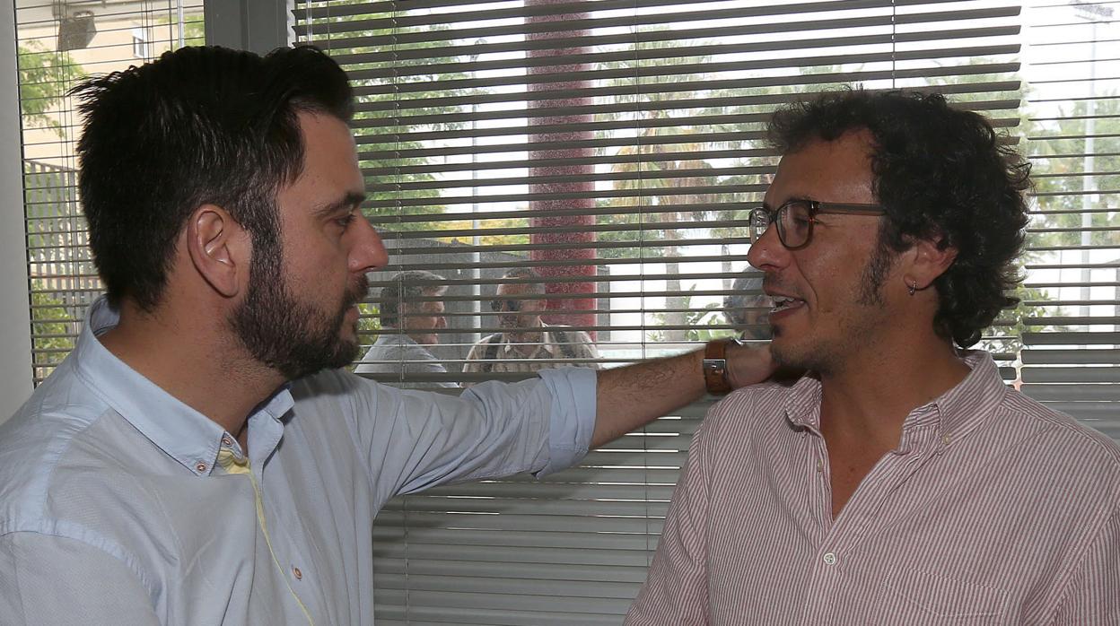 Fran González y Kichi, durante las negociaciones postelectorales de 2015.