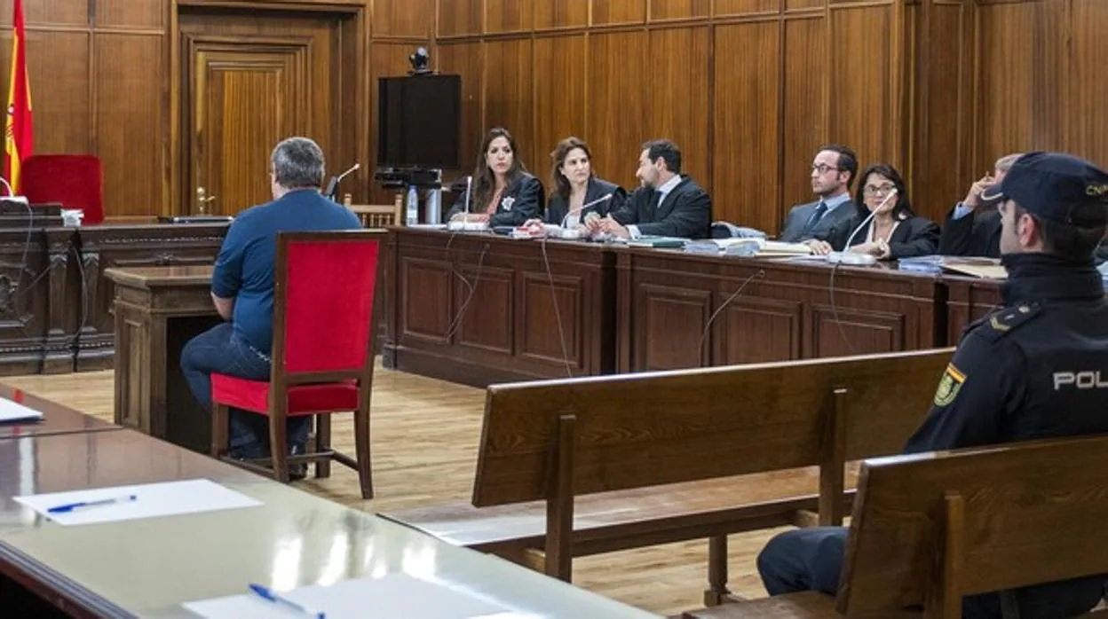 El acusado del crimen de Alcolea durante el juicio celebrado en la Audiencia Provincial
