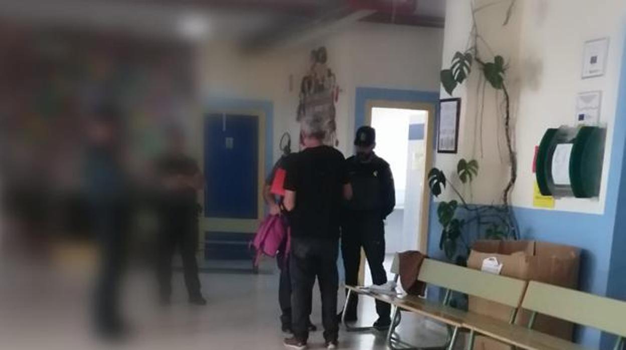 Cuatro agentes de la Guardia Civil con la mochila en el colegio. De espaldas, Diego Cañamero