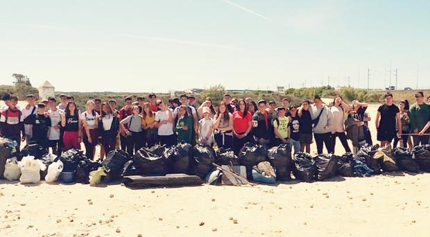 Alumnado del IES Rafael Alberti realiza una limpieza de basura en las inmediaciones de Santibáñez