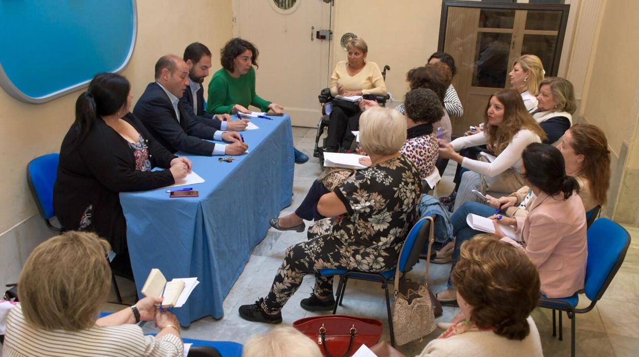 Juancho Ortiz en la reunión con los colectivos de mujeres de Cádiz.