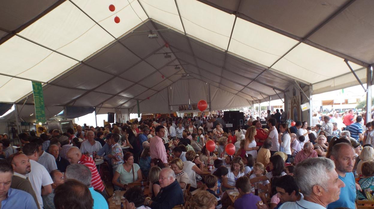 Visitantes en una de las dos carpas que se instalan en el evento de Gines