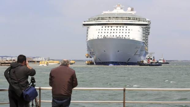 El 'Oasis of the Seas' se despide de Cádiz tras reparar en Navantia de su percance en Bahamas