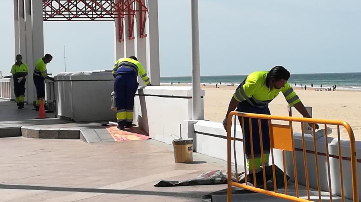 Arrancan trabajos de limpieza y pintura del Paseo Marítimo de Cádiz para la temporada de playas