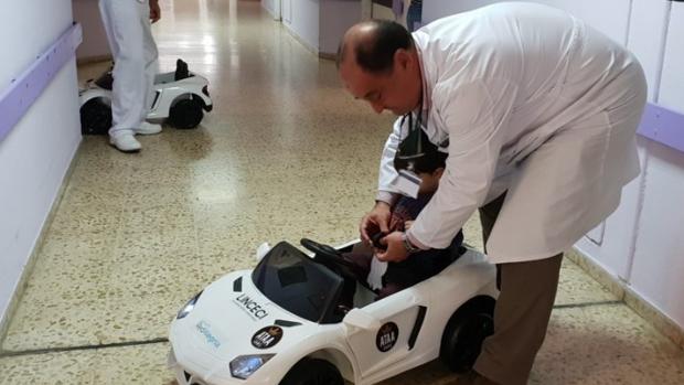 En coche eléctrico al quirófano y consultas en el Hospital Puerta del Mar de Cádiz