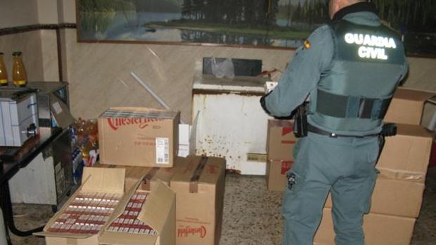 Un guardia civil, detenido en una operación contra el contrabando de tabaco