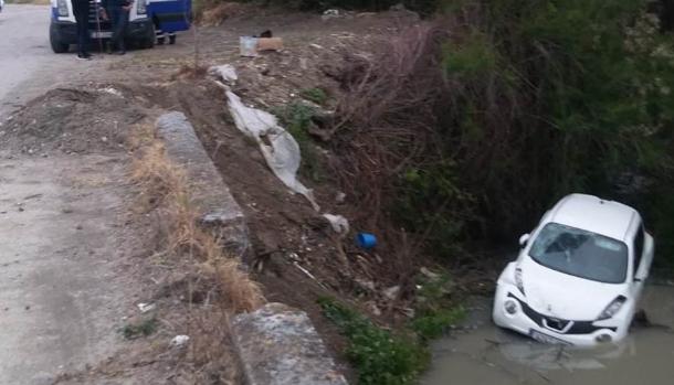 Rescatan al conductor de un vehículo tras salirse de la vía y caer a un arroyo en Arcos