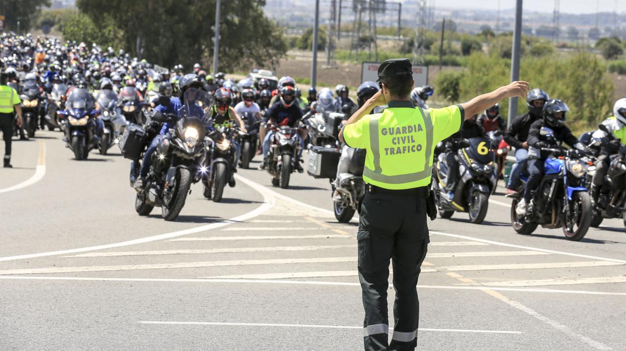 La Guardia Civil regula el intensísimo tráfico de motocicletas en los accesos al circuito Ángel Nieto de Jerez