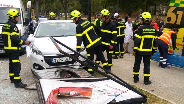 Pierde el control del coche y se estrella contra una señal en Jerez