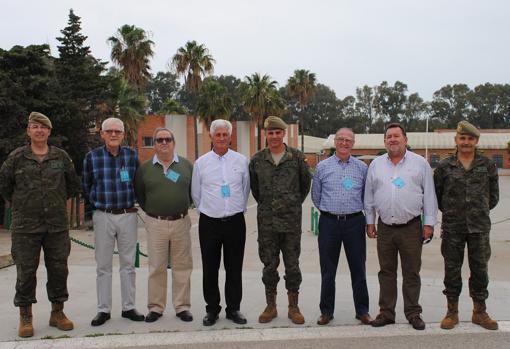 Militares y representantes de las asociaciones de vecinos durante la visita.