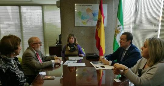 Juan Antonio Repetto, presidente del Colegio de Médicos de Cádiz junto a la delegada de Salud