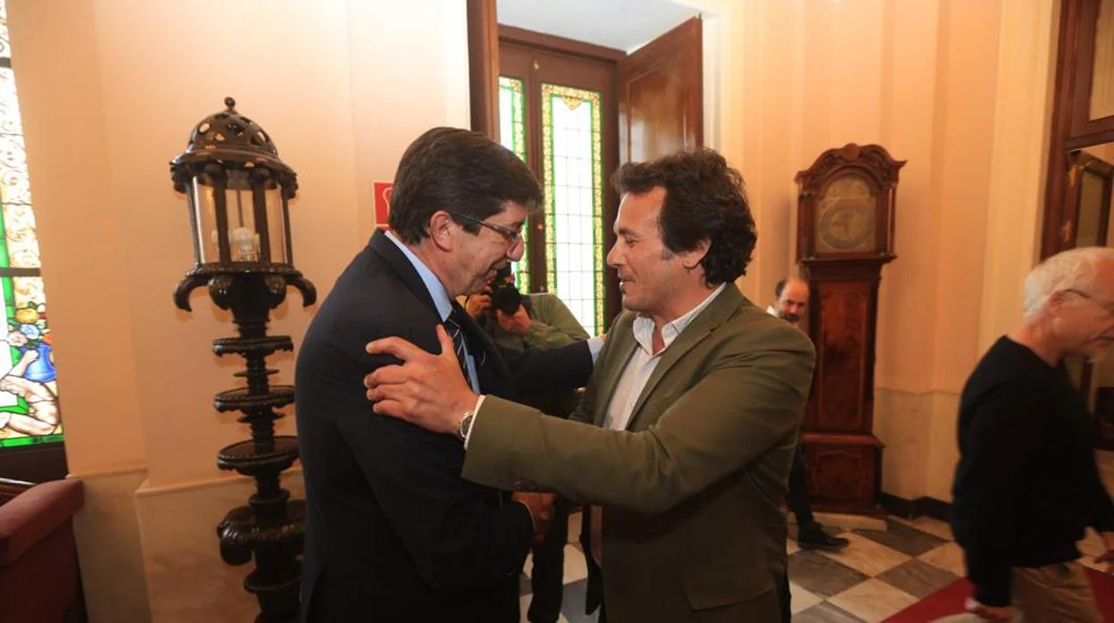 El alcalde, junto a Juan Marín, en Alcaldía.