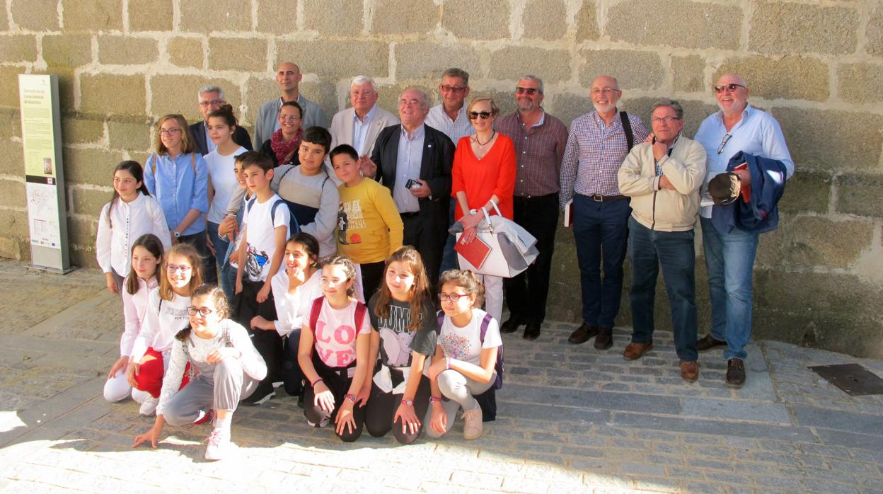 Los alumnos premiados, autoridades municipales y miembros de la fundación, ante la casa de los Nebrija en Brozas