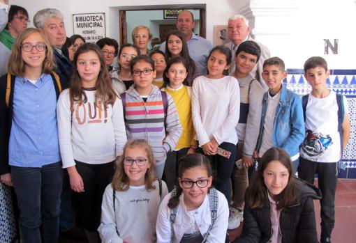 Los alumnos premiados en el certamen literario ante la biblioteca de Alcántara donde se descubrió una placa conmemorativa