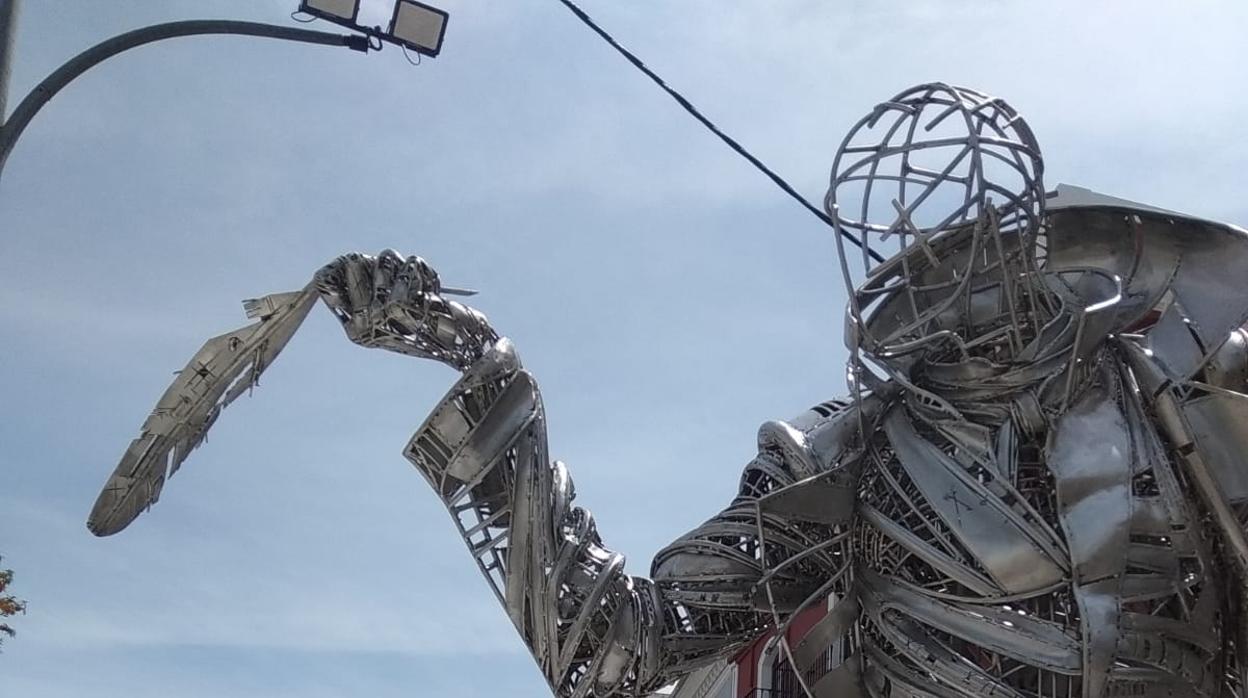 La pluma que porta el monumento del Abate Marchena ha sido objeto de un acto de vandalismo