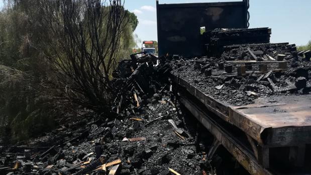 Sale ardiendo un camión en las proximidades de Jerez