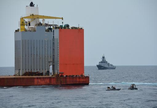 Embarcaciones del 'Serviola' y la fragata guineana a la espera mientras el equipo de registro realiza la liberación del mercante.