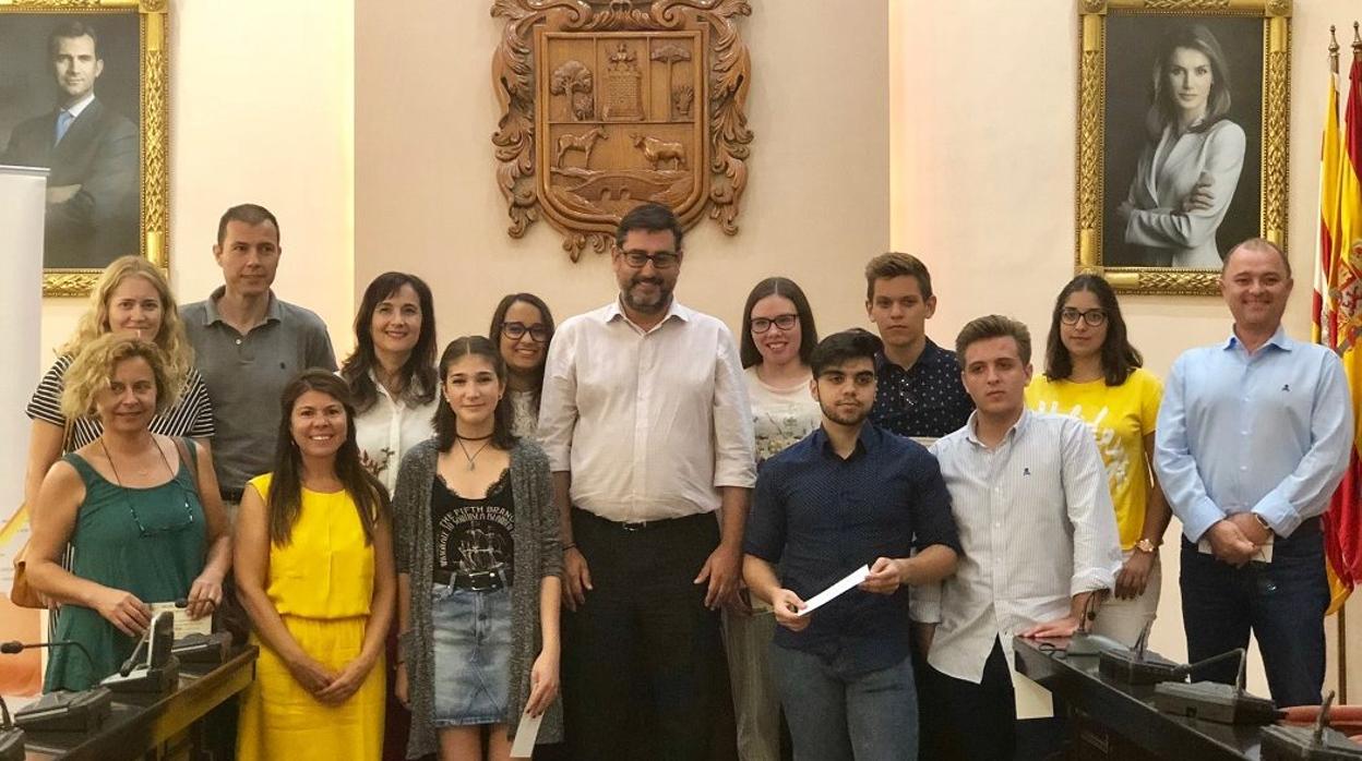 El alcalde de Utrera recibiendo a un grupo de jóvenes en el salón de plenos