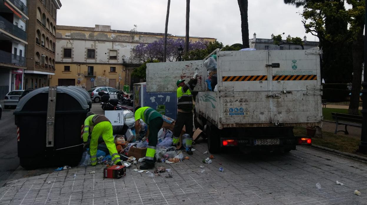 Operarios recogen la toneladas de basura.