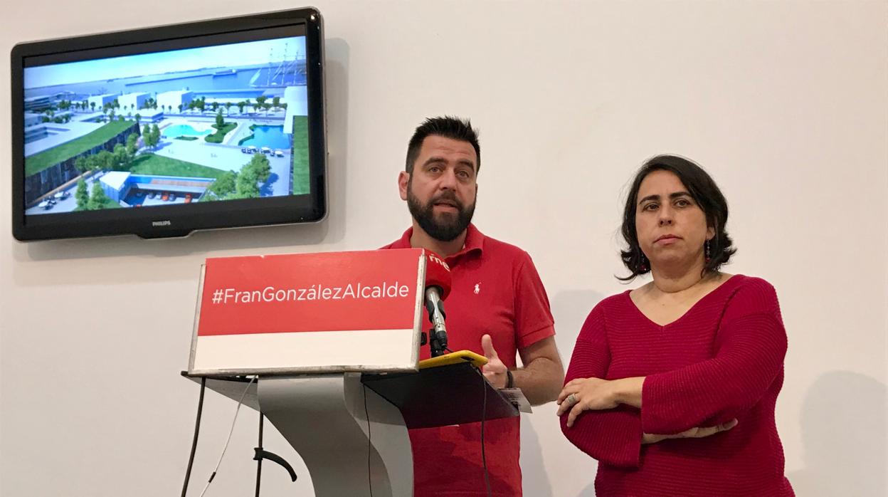 El candidato del PSOE a la Alcaldía, Fran González, junto a Natalia Álvarez, número 4.