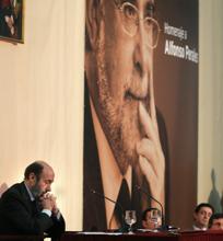 Rubalcaba cuando presidió el homenaje a Alfonso Perales.
