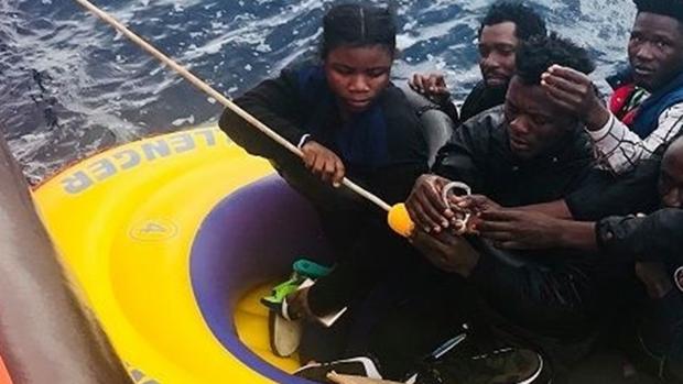 Rescatados cuatro hombres de una patera tipo 'toy' en el Estrecho