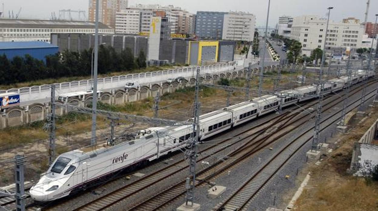Dos averías provocan un retraso de más de seis horas y media en el trayecto entre Cádiz y Madrid.
