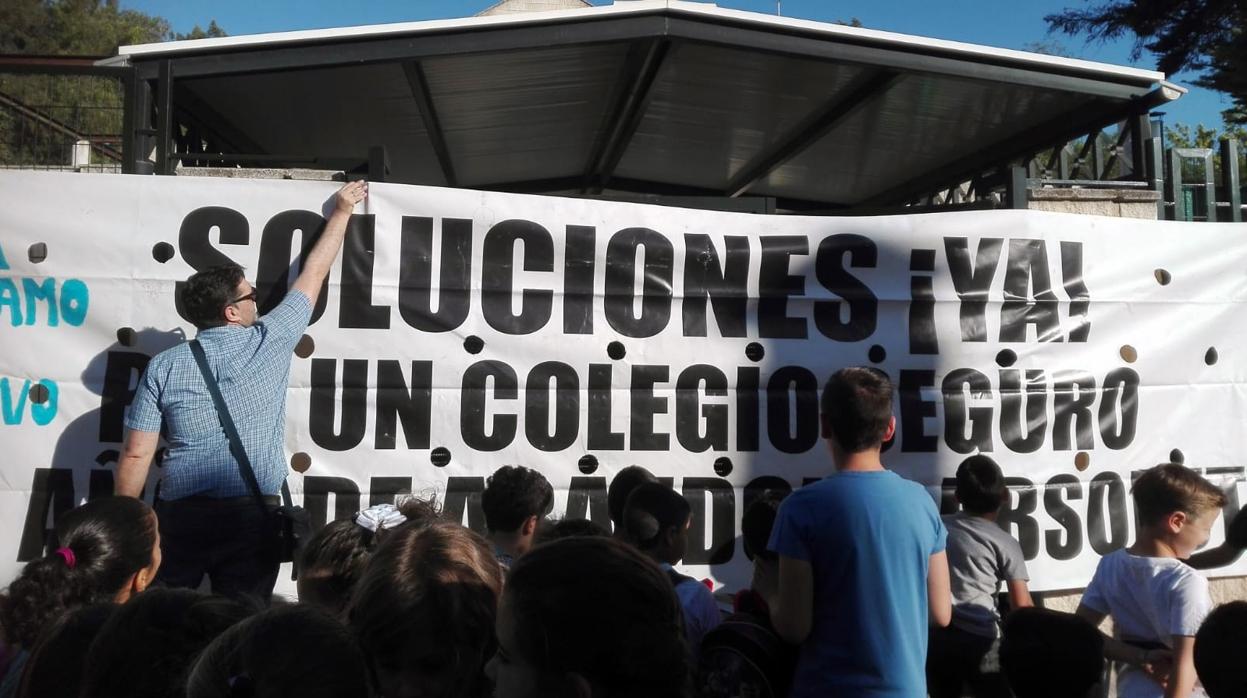 De nuevo, padres y alumnos se han concentrado a las puertas del CEIP Ana Josefa Mateos Gómez