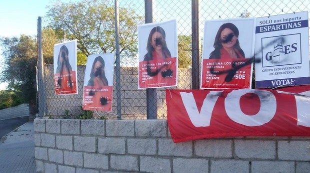 Pintan con espray los carteles de PSOE e IU en Espartinas